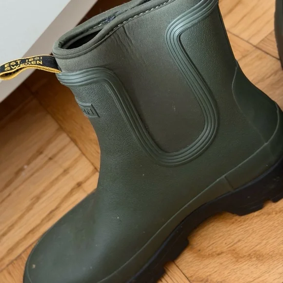 Tretorn Olive Waterproof Boots. READ - Picture 2 of 6